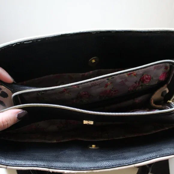 BETSEY JOHNSON BLACK & WHITE HEART PURSE - Picture 9 of 11